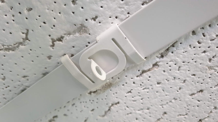 Halterung Rasterdecke / Deckenclip Odenwalddecke, weiß mit Öse